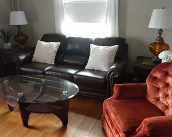 Beautiful turn of the century home in Elizabeth,Il 10 minutes from Galena - Elizabeth - Living room