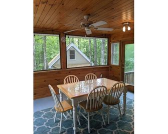 Beautiful White Mountains chalet - walk to water, pet friendly, all amenities - Madison - Salle à manger