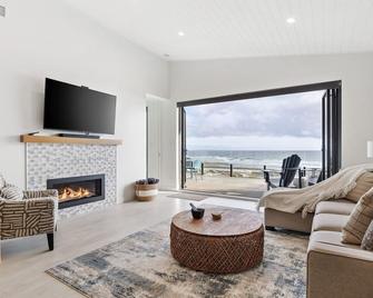 Beachfront Luxury Suite #15 At The Beach House - Campbell River - Living room