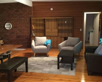 4 Bedrooms, Child and Pet Friendly - 로흐 스포트 - 거실