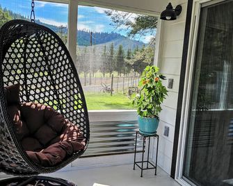 Private Ranch House, Highland Cattle, Horses & Peaceful Views - a soul refresher - Myrtle Creek - Balcony