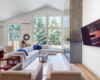 Modern home with private backyard, AC, & full kitchen - next to lake - Detroit - Sala de estar