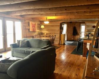 The Spruce Moose Lodge - Cloyne - Living room