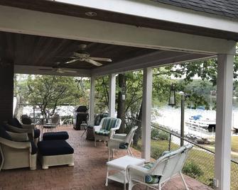 Lake Front Home on the water - Marlborough - Patio