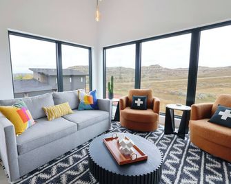 Chalet Roosevelt - Minutes from the National Park and Hiking trails! - Medora - Living room