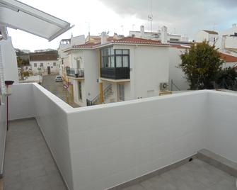 Lagos City Center Guest House & Hostel - לאגוס - מרפסת