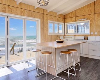 Beachfront Bach With Amazing Views - Pikowai - Comedor