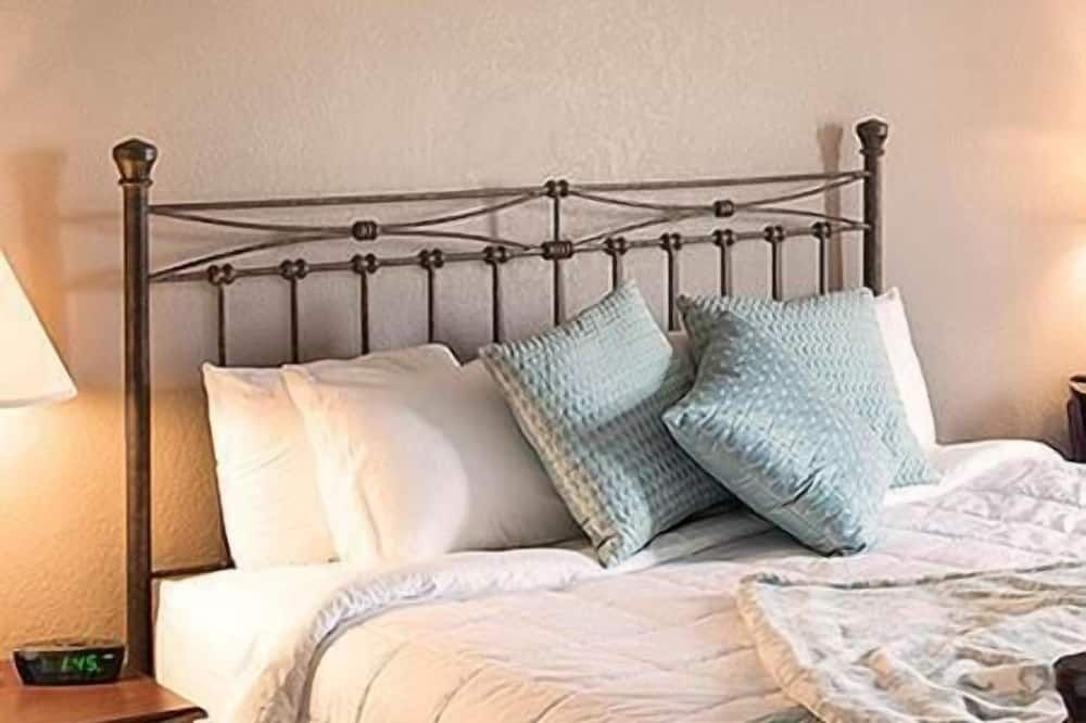 Clock Tower Inn - Berne - Bedroom