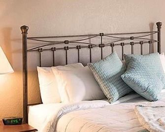 Clock Tower Inn - Berne - Bedroom