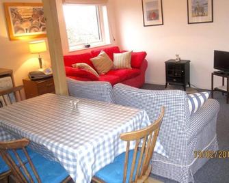 Cozy little bungalow - the perfect base for a beach/surfing holiday for 4 people - Tintagel - Essbereich