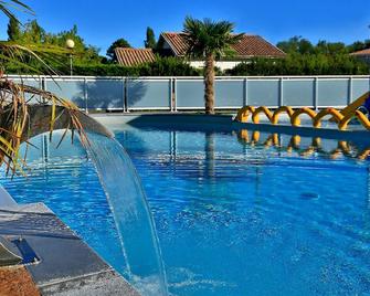 Domaine Les Abberts - Arès - Pool