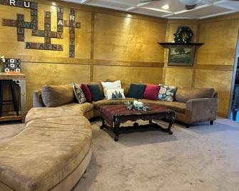 Peaceful Victoria Home ,7min from Downtown , EV Charger - Victoria - Living room