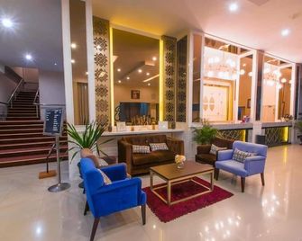 Daima Hotel Padang - Padang - Lobby