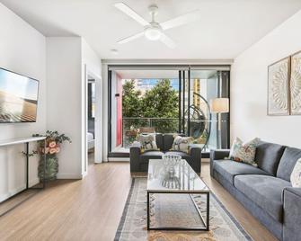 Cosy 2-Bed with Pool Bbq Area and Secure Parking - Brisbane - Living room