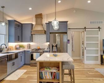 Anchorage Apartment with a View about 3 Mi to Airport - Anchorage - Kitchen
