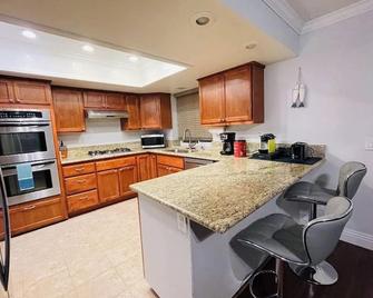 Family Vacation Home, Hotspa, Bbq, Firepit, Game, Parking! Close To Delmar - סן דייגו - מטבח