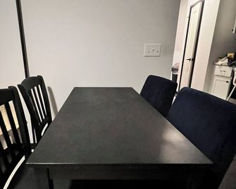Cozy 1-bedroom apartment in fantastic Fitchburg with AC, laundry, and amenities - Fitchburg - Eetruimte