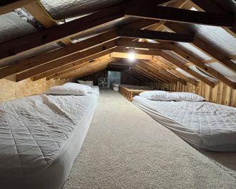 Whitlock Cabin - Bryan - Bedroom