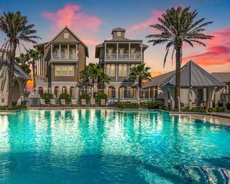 Palmilla Paradise with Balconies & Gulf View | Walk to Beach & Pool - Port Aransas - Pool