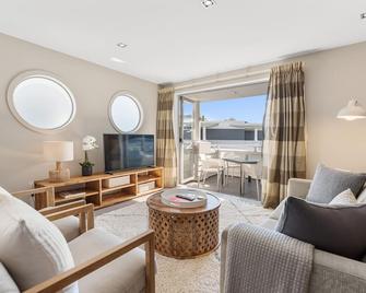 Paihia 2 Bedroom Apartment with Pool - Paihia - Living room