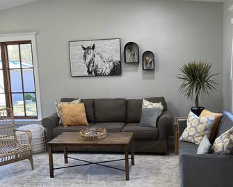 Upscale cottage on a farm in the middle of the city. Six miles to DFW airport. - Flower Mound - Living room