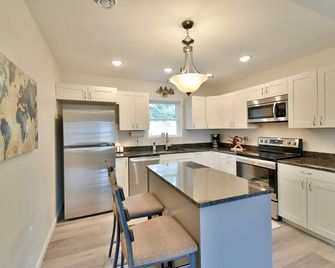 Charming 3-bedroom 2-bath house on Paul Bunyan State Trail in Pine River. - Pine River - Kitchen