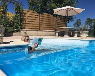 Pretty French Cottage with shared heated pool and Sauna - Montagrier - Piscina
