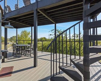 Charming 4-bedroom Silo house with WiFi, AC. - Temple - Balkon