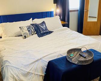 Discover Enid - Centrally Located Beautiful Brick Home - Enid - Bedroom
