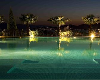 Valis Resort - וולוס - בריכה
