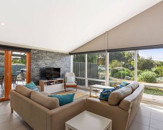 Riverport Retreat - Pet Friendly, close to the river, free Wifi + linen included - Goolwa - Living room