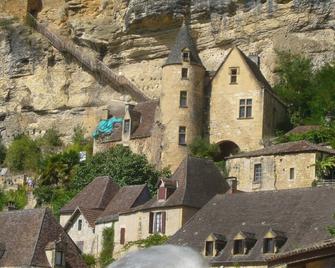Quiet Gite In Château Grounds in Rural Charente, With Pool And Access To Park - Alloue - Edificio