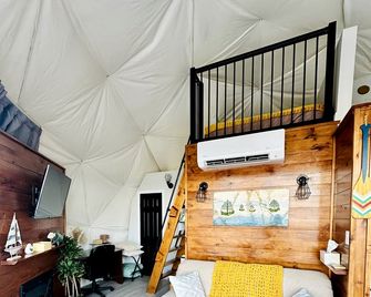 Nova Scotia Dome with Private Hot Tub for Relaxing Retreats in Antigonish, Canada - Antigonish - Living room
