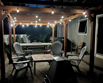 Cozy Batavia Residence on Prairie Path with Grand Garden - Batavia - Patio