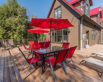 Le Relais International - Chalet for large Group, 7 bedrooms, pool table, Golf - Saint-Bernard-de-Lacolle - Patio