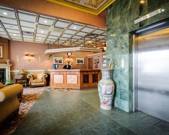Peterborough Inn & Suites Hotel - Peterborough - Lobby