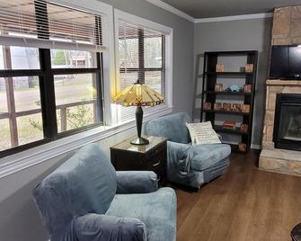The Cedar Porch - Mabank - Living room