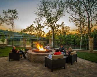 Courtyard by Marriott Charleston Downtown/Civic Center - Charleston - Patio