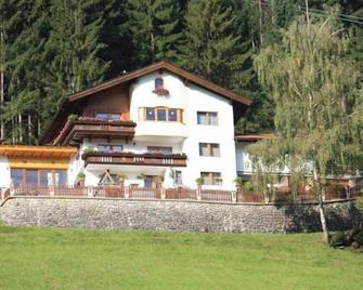 Vacations in the mountainsIn the ZillertalDirectly on the valley runFamily-friendly - Kaltenbach - Gebäude