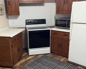A Peaceful Walk-Out Apartment Retreat in Richmond. - Richmond - Kitchen