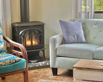 Rustic Cabin in Volcano Village - Volcano - Sala de estar