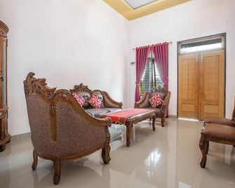 Hotel O Homestay Romauli Kampung Radja - Jambi - Living room