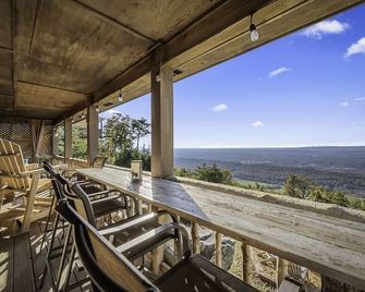 Gorgeous panoramic mountain views from the hot tub! - Mentone - Balcony