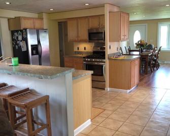 Madison On The Lake Home with a View of Lake Erie One House from Arcola Beach - Madison - Kitchen