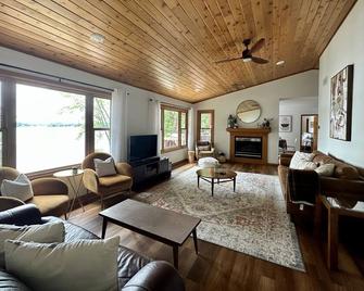 Cozy and relaxing retreat on Lake Irogami. - Wautoma - Living room