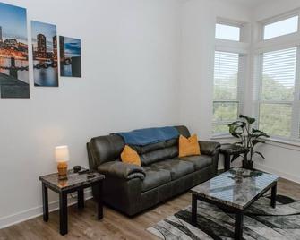 Beautiful Top Floor 1BR with Free Parking & River View - Indianapolis - Wohnzimmer