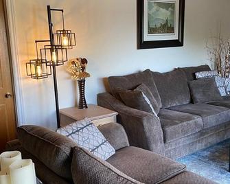 Enjoy the beautiful Getaway chalet and all the outdoor activities at Irish Lake! - Markdale - Living room