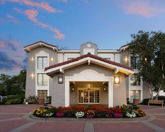 La Quinta Inn by Wyndham Pittsburgh Airport - Moon - Budova