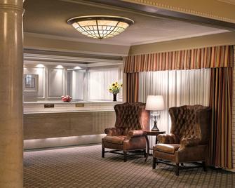 Royal Scot Hotel & Suites - Victoria - Rezeption