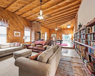 Country Lodge for 18, With Pool and Pond, Near Ark - Williamstown - Lounge